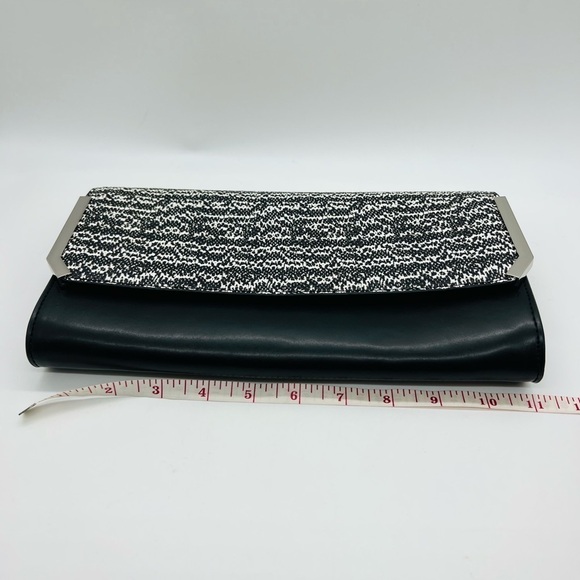 VINCE CAMUTO WOMENS BLACK & WHITE LEATHER LULA SNAKE CLUTCH - Picture 5 of 16
